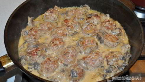 тушеные фрикадельки в грибном соусе