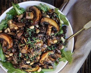 Черная чечевица с грибами и кедровыми орехами