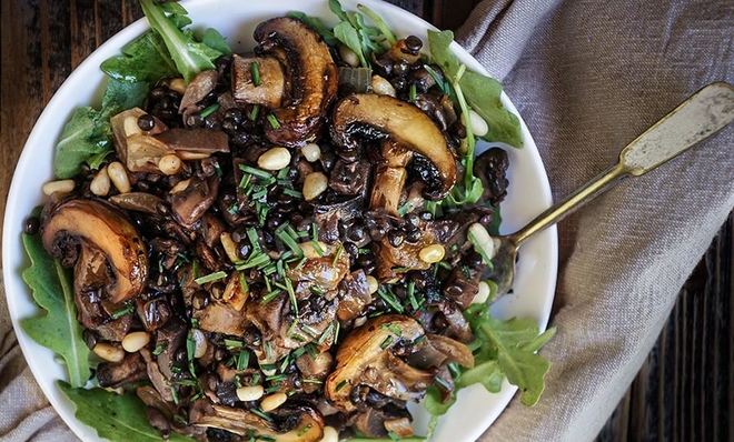 Черная чечевица с грибами и кедровыми орехами