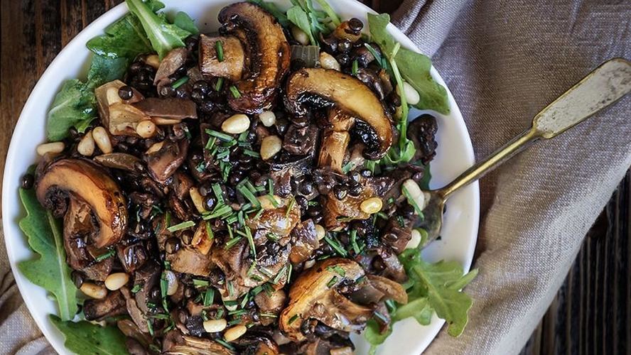 Рецепт черной чечевицы с грибами и кедровыми орехами