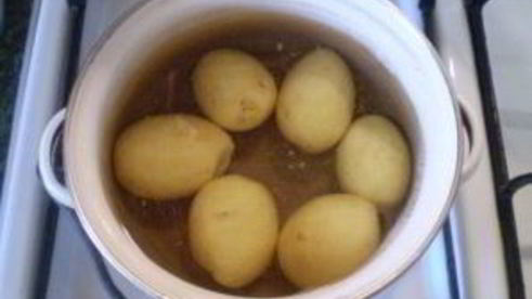 картофель под чесночным соусом