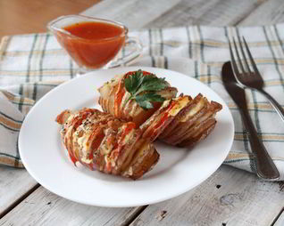 Картошка-гармошка с беконом и помидором в духовке