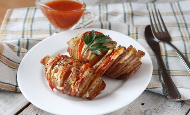 Картошка-гармошка с беконом и помидором в духовке