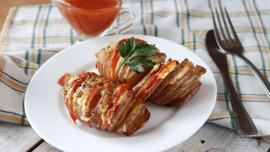 Рецепт картошки-гармошки с беконом и помидором в духовке