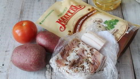 картошка-гармошка с беконом и помидором в духовке