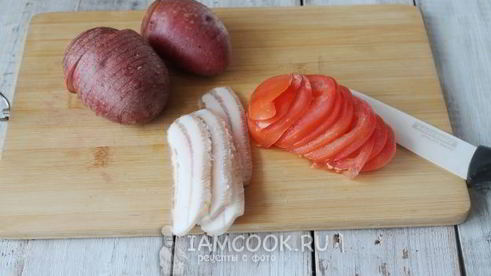 картошка-гармошка с беконом и помидором в духовке