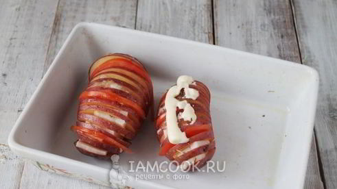 картошка-гармошка с беконом и помидором в духовке
