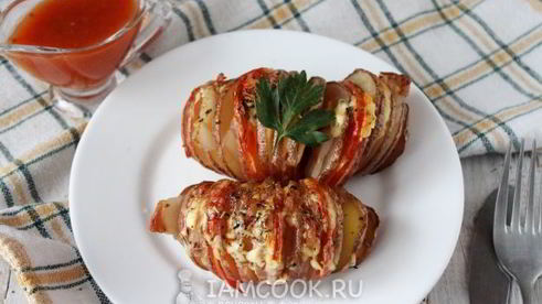 картошка-гармошка с беконом и помидором в духовке