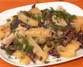 Картошка с опятами жареная