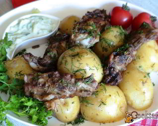 Картошка с ребрышками в имбирно-медовой глазури с соусом Цацики