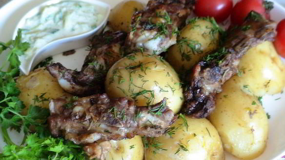 Рецепт Картошки с ребрышками в имбирно-медовой глазури с соусом Цацики