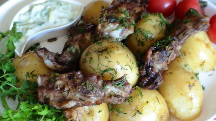 Рецепт картошки с ребрышками в имбирно-медовой глазури с соусом цацики