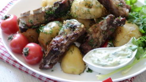 картошка с ребрышками в имбирно-медовой глазури с соусом цацики