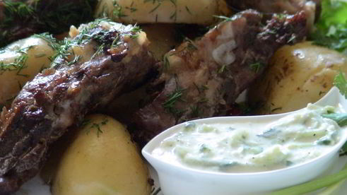 картошка с ребрышками в имбирно-медовой глазури с соусом цацики