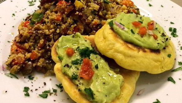 Рецепт Кускуса с запеченными овощами и оладьями из кукурузной муки и соусом из авокадо