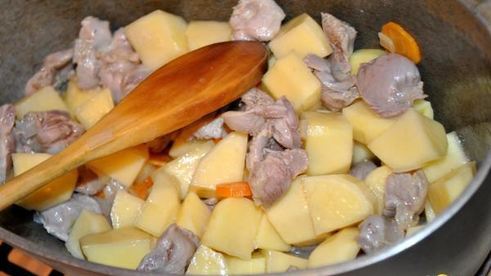 молодой картофель с мясом и овощами