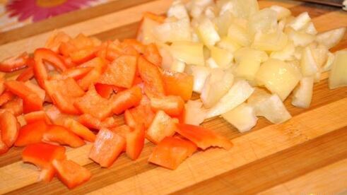 молодой картофель с мясом и овощами