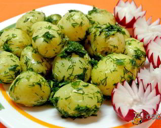 Молодой картофель с зеленью и чесноком