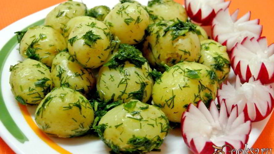 Рецепт молодого картофеля с зеленью и чесноком