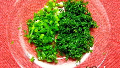 молодой картофель с зеленью и чесноком