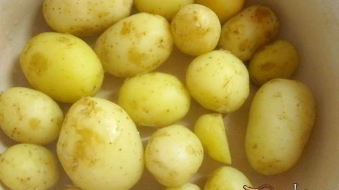 молодой картофель с зеленью и чесноком