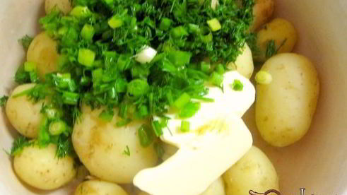молодой картофель с зеленью и чесноком