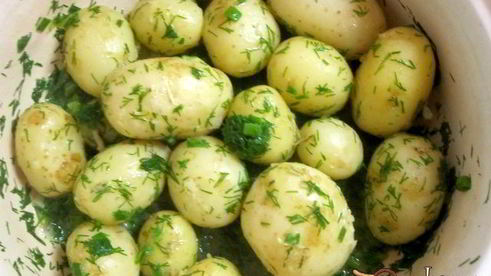 молодой картофель с зеленью и чесноком