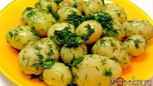 молодой картофель с зеленью и чесноком