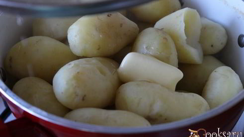 молодой картофель со сметаной и зеленью