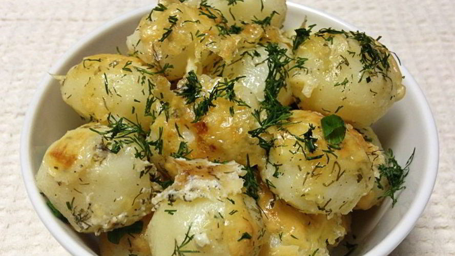Рецепт молодого картофеля в духовке