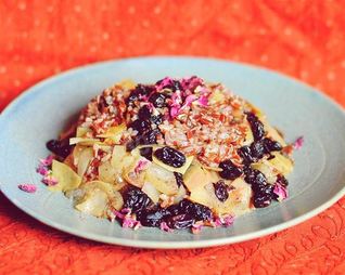 Нешлифованный рис с яблоками и изюмом