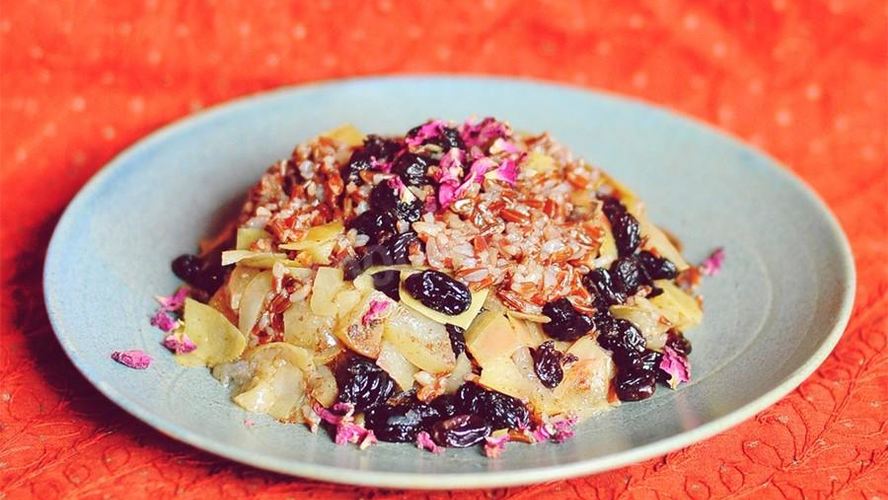 Рецепт нешлифованного риса с яблоками и изюмом