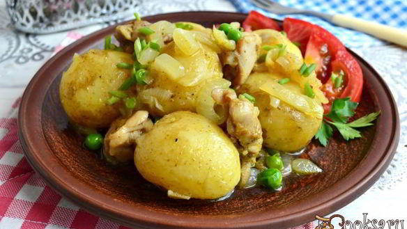 Рецепт Отварного молодой картофель с жареной курицей, луком и горошком