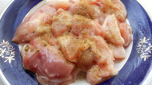 отварной молодой картофель с жареной курицей, луком и горошком