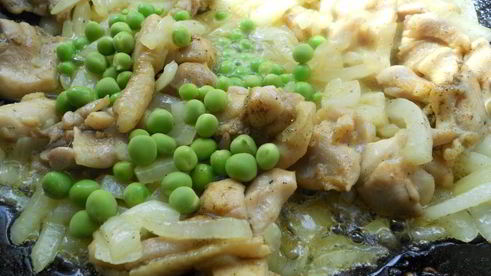 отварной молодой картофель с жареной курицей, луком и горошком