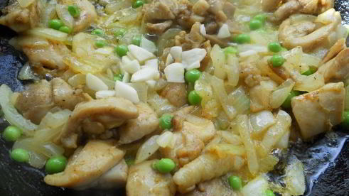 отварной молодой картофель с жареной курицей, луком и горошком