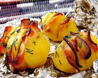 Печеный картофель с луком и беконом