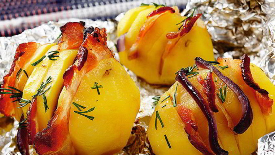 Рецепт печеного картофеля с луком и беконом