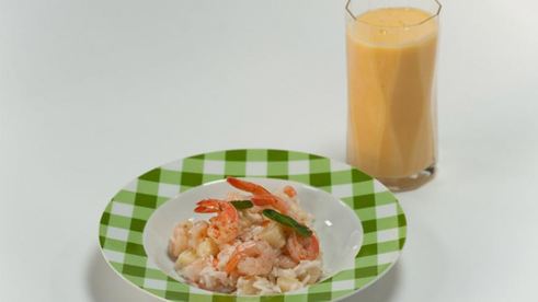 рис на кокосовом молоке с креветками и ананасом