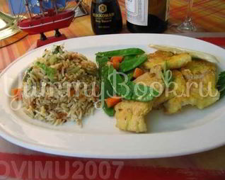 Рис, обжаренный с рыбой и овощами