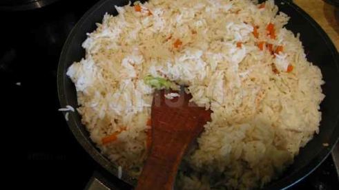 рис, обжаренный с рыбой и овощами