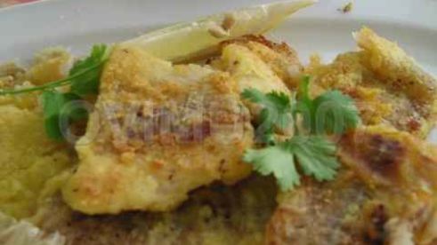 рис, обжаренный с рыбой и овощами