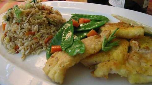 рис, обжаренный с рыбой и овощами