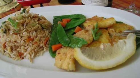 рис, обжаренный с рыбой и овощами