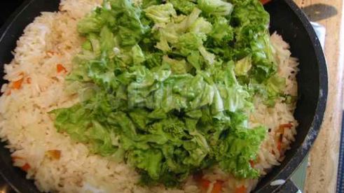 рис, обжаренный с рыбой и овощами