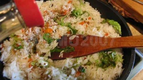 рис, обжаренный с рыбой и овощами