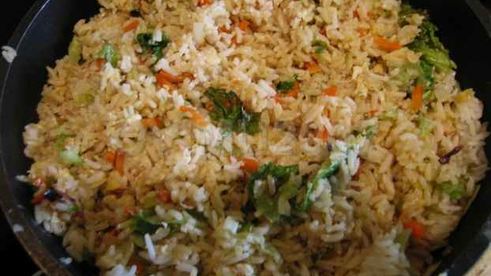 рис, обжаренный с рыбой и овощами