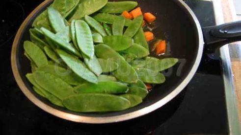 рис, обжаренный с рыбой и овощами