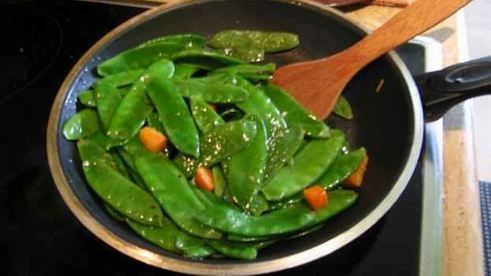 рис, обжаренный с рыбой и овощами