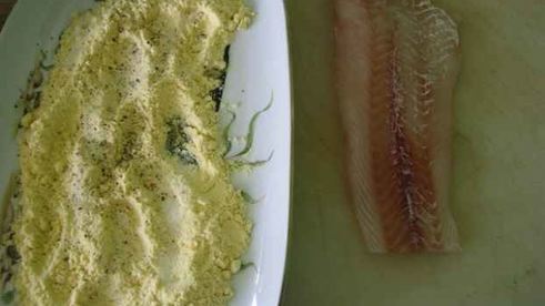 рис, обжаренный с рыбой и овощами